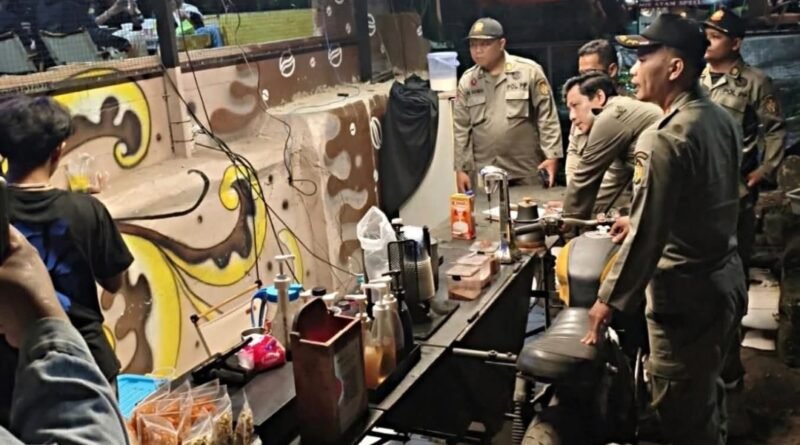 Bandel Meski Diperingatkan, Street Coffee di Jembatan Kewek Ditutup Satpol PP Bandel Meski Diperingatkan, Street Coffee di Jembatan Kewek Ditutup Satpol PP