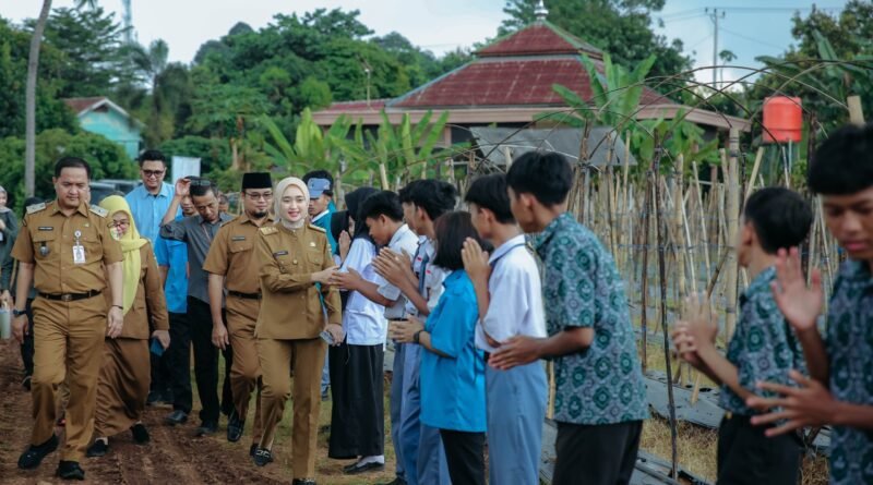 Wagub Jihan Nurlela Panen Raya Melon Smart Greenhouse Berbasis IoT di SMK SPP Lampung Selatan