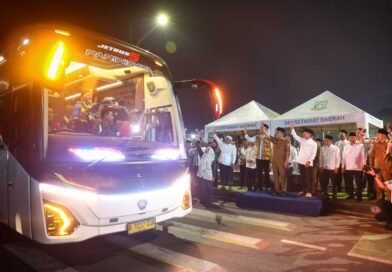 Gubernur Banten Lepas Kloter Perdana Haji dari Asrama Haji Cipondoh