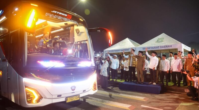 Gubernur Banten Lepas Kloter Perdana Haji dari Asrama Haji Cipondoh
