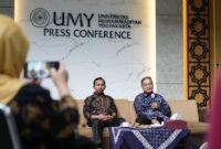 Rektor UMY didampingi Sekretaris Universitas saat memaparkan isu strategis PTN dan PTS kepada rekan media di UMY, Rabu (22/4/2026)