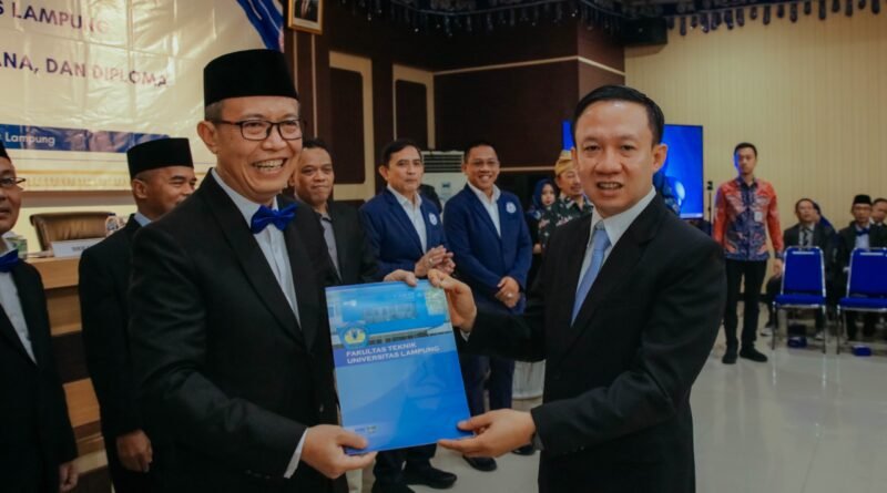 Sekdaprov Lampung Motivasi Lulusan Teknik Unila Hadapi Tantangan Bonus Demografi