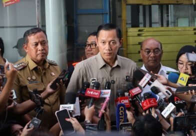 Wali Kota Tri Adhianto Dampingi Agus Harimurti Yudhoyono Tinjau Lokasi Kecelakaan Kereta di Bekasi