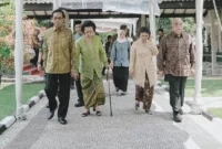 Gubernur Daerah Istimewa Yogyakarta Sri Sultan Hamengku Buwono IX menghadiri Syawalan. 