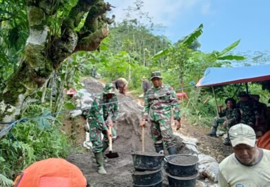Meski Hari Libur, TNI dan Warga Tetap Tuntaskan Proyek Jembatan Gantung Garuda