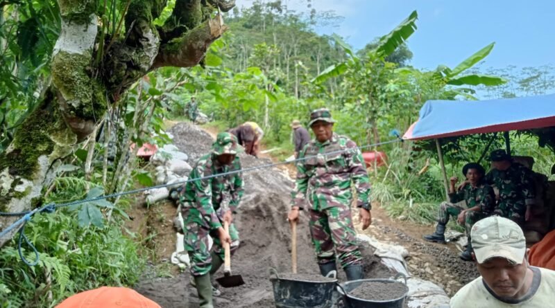 Meski Hari Libur, TNI dan Warga Tetap Tuntaskan Proyek Jembatan Gantung Garuda