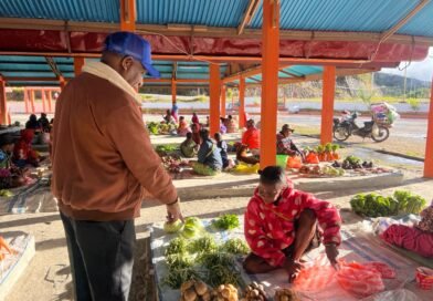 Dorong Ekonomi Rakyat, Bupati Pegaf Turun ke Pasar Anggi