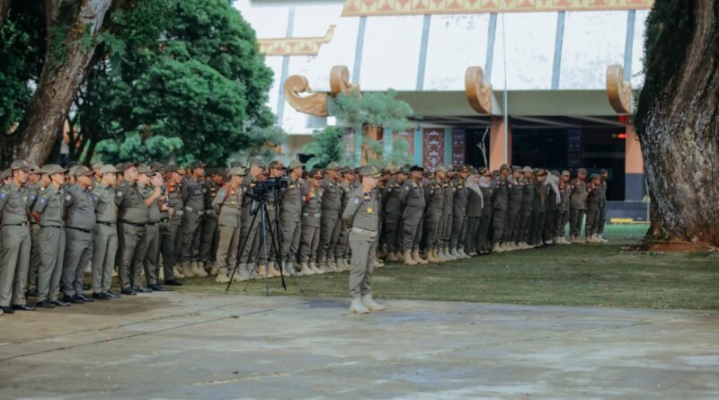 Sekdaprov Lampung Pimpin Apel Satpol PP, Tekankan Profesionalisme dan Penegakan Perda