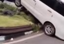 Kecelakaan Tunggal di Denggung Sleman, Mobil Putih Tersangkut di Area Pembatas Jalan