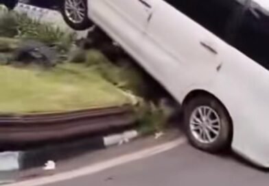 Kecelakaan Tunggal di Denggung Sleman, Mobil Putih Tersangkut di Area Pembatas Jalan