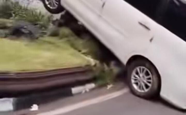 Kecelakaan Tunggal di Denggung Sleman, Mobil Putih Tersangkut di Area Pembatas Jalan