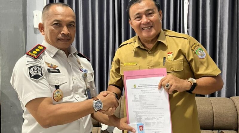 Rutan Kelas IIB Manna Terima Penyerahan e-KTP Warga Binaan dari Disdukcapil Bengkulu Selatan