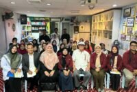 Tim dosen pengabdian UMY (jaket merah) bersama Pengurus PERMAI dan PMI Penang, Malaysia