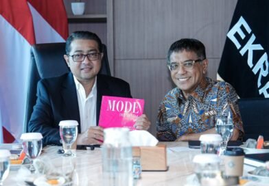 Menteri Ekraf Apresiasi Buku ‘Mode Indonesia’ Perkuat Karya Desainer Tanah Air