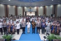 FOTO BERSAMA-Ketua IKA SPS UNNES) dan sekaligus Kasat Gas Pusat Studi Kepolisian, Irjen Pol Dr Susilo Teguh Raharjo, M.Si foto bersama Kepala Pusat Studi Kepolisian, Komjend Pol Prof Dr Cryshnanda DL, M.Si, Gubernur Kalteng, H. Agustiar Sabran, S.Ikom, Kapolda Kalteng, Irjen Pol Iwan Kurniawan, S.I.K, M.Si, Wakpolda Kalteng, Brigjend Pol Drs Yosi Muhamartha dan PJU Polda Kalteng, Sekda Prov Kalteng, dr. Linae Victoria Aden, M.M.Kes dan para pejabat terkait usai acara. (Foto Ist).