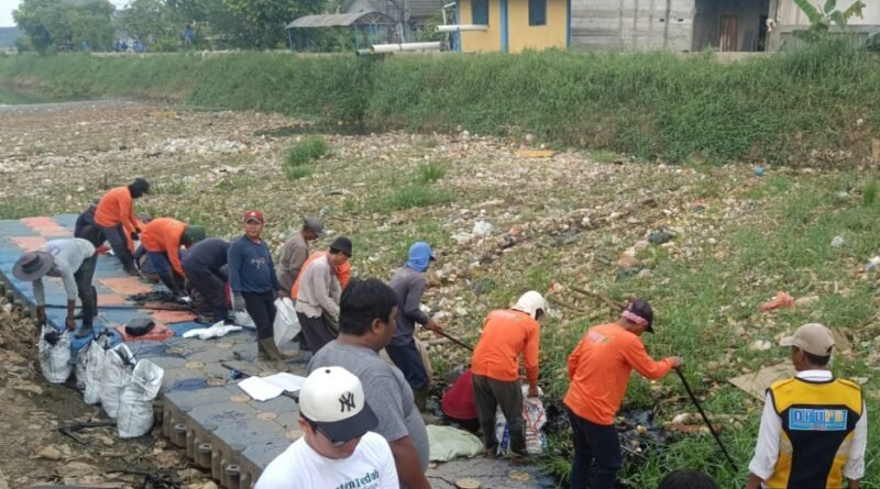 Pemprov Banten dan Pemkot Tangerang Bersihkan 30 Ton Sampah di Kali Ledug