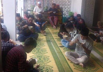 Takmir Masjid NHK Hadirkan Bakso dan Teh Manis Gratis untuk Jamaah