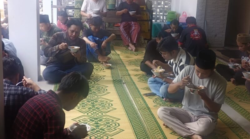 Takmir Masjid NHK Hadirkan Bakso dan Teh Manis Gratis untuk Jamaah