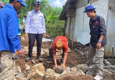 Wujud Kepedulian, Kades Sindangheula Mulai Pembangunan Rumah untuk Kusnadi