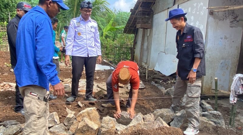 Wujud Kepedulian, Kades Sindangheula Mulai Pembangunan Rumah untuk Kusnadi