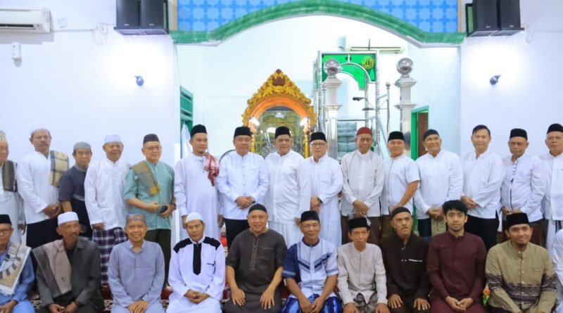 Safari Jumat di Masjid Al-Ikhlas, Wagub Sumsel Cik Ujang Salurkan Bantuan untuk Masyarakat