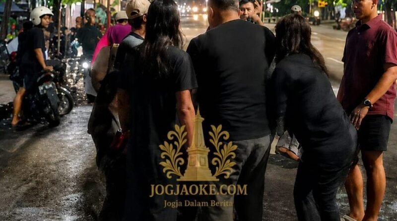 Suasana Mencekam di HOS Cokroaminoto, Pria Diduga Bawa Sajam Jadi Sasaran Massa