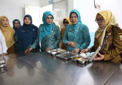 Chef Reza Fahrefi Ajarkan Ibu Rumah Tangga Kasemen Membuat Pempek dan Tekwan