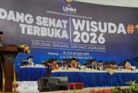 PEMBICARA-Akhmad Sugiharto, ST, MT, Sekda Demak saat menjadi pembicara dihadapan ribuan Wisuda ke-121 Universitas Muhammadiyah Malang. (Foto UMM).