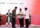 Simbol Kehormatan, Wamenpora Taufik Hidayat Terima Golok Pusaka dari Gubernur Banten