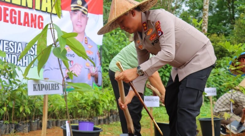 Aksi Nyata Peduli Lingkungan, Polres Pandeglang Tanam Ribuan Pohon di Gunung Pulosari