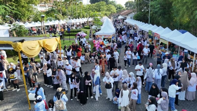 Foto kemeriahan kegiatan puncak Milad UMY ke-45 yang menghadirkan 100 UMKM dan 1.500 jamu gratis