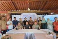 FOTO BERSAMA-Ketua IKA SPS UNNES, Irjen Pol Dr Susilo Teguh R, M.Si (duduk depan paling kiri) foto bersama para Pengurus, usai Silaturahim dan Rapat Kerja. (Foto Ist).