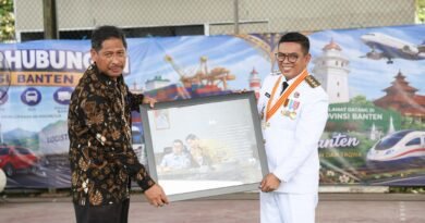Gubernur Andra Soni Apresiasi Purna Tugas Dua Pejabat Eselon II, Minta Pengabdian Terus Berlanjut