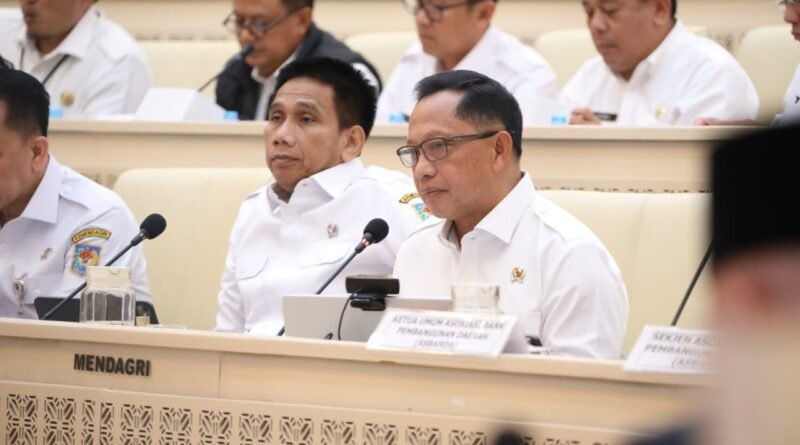Rapat dengan DPR RI, Mendagri Paparkan Strategi Penguatan BUMD