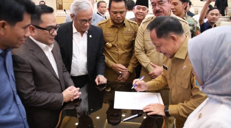 Rapat dengan DPR RI, Mendagri Paparkan Solusi Penataan PPPK di Daerah