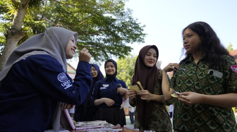 Mahasiswa UMY Pamerkan Karya Iklan Langsung di SMAN 1 Sedayu Mahasiswa UMY Pamerkan Karya Iklan Langsung di SMAN 1 Sedayu