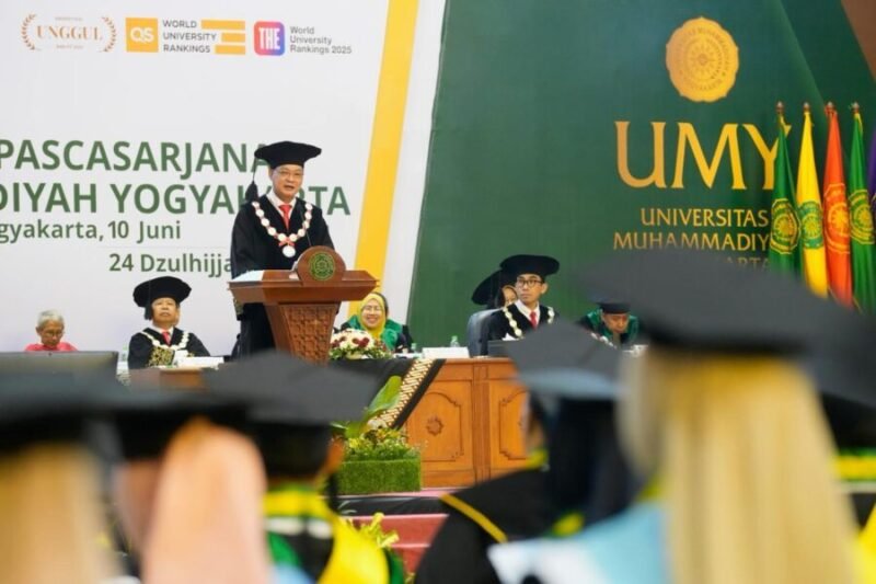 Rektor UMY, Prof. Dr. Achmad Nurmandi, M.Sc. memberikan sambutan dalam wisuda UMY Periode IV Tahun Akademik 2025/2026