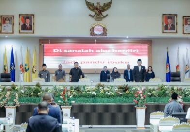 Perubahan Program Pembentukan Perda 2026 Dibahas, Sekdaprov Marindo Kurniawan Hadiri Rapat Paripurna Perubahan Program Pembentukan Perda 2026 Dibahas, Sekdaprov Marindo Kurniawan Hadiri Rapat Paripurna