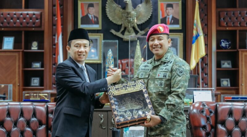 Gubernur Mirza Apresiasi Dedikasi Kolonel Marinir Supriadi Tarigan dalam Mendukung Pembangunan Lampung Gubernur Mirza Apresiasi Dedikasi Kolonel Marinir Supriadi Tarigan dalam Mendukung Pembangunan Lampung