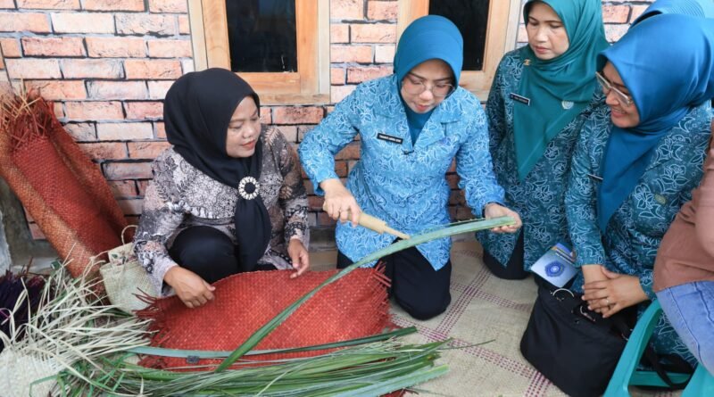 Tinawati Andra Soni Tekankan Peran PKK dalam Membangun Ketahanan Keluarga Tinawati Andra Soni Tekankan Peran PKK dalam Membangun Ketahanan Keluarga