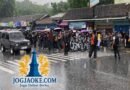 Hujan Deras Mengguyur, Massa Rakyat Memanggil Tetap Bertahan dan Bersuara Hujan Deras Mengguyur, Massa Rakyat Memanggil Tetap Bertahan dan Bersuara