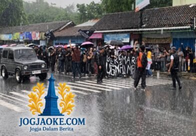Hujan Deras Mengguyur, Massa Rakyat Memanggil Tetap Bertahan dan Bersuara Hujan Deras Mengguyur, Massa Rakyat Memanggil Tetap Bertahan dan Bersuara