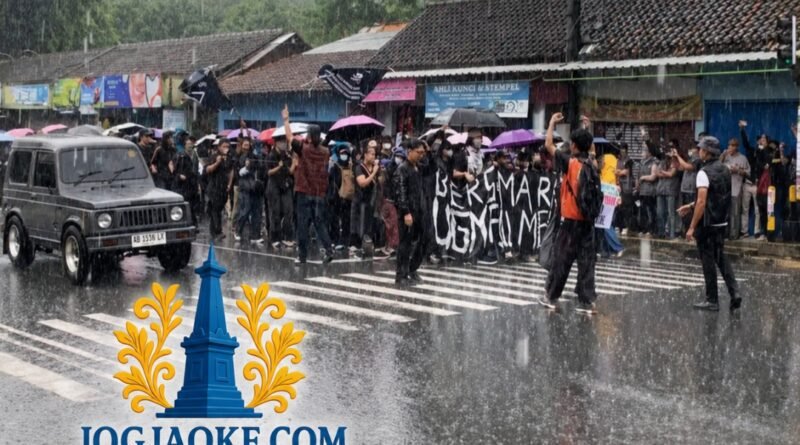 Hujan Deras Mengguyur, Massa Rakyat Memanggil Tetap Bertahan dan Bersuara Hujan Deras Mengguyur, Massa Rakyat Memanggil Tetap Bertahan dan Bersuara