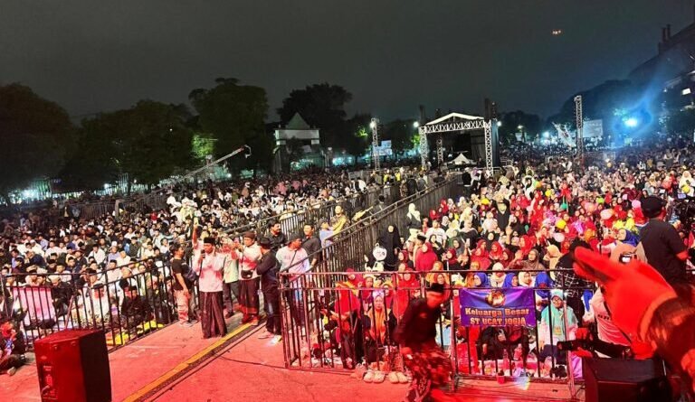 Lautan Jamaah Sambut Gus Iqdam, Mandala Krida Dipadati Sejak Pagi Lautan Jamaah Sambut Gus Iqdam, Mandala Krida Dipadati Sejak Pagi