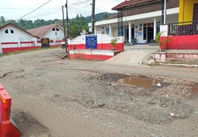 Jalan Gunungkencana-Cirinten Rusak Parah, HIMAGUNA: Pemkab Lebak Memalukan, Gagap Urus Infrastruktur Dasar Jalan Gunungkencana-Cirinten Rusak Parah, HIMAGUNA: Pemkab Lebak Memalukan, Gagap Urus Infrastruktur Dasar