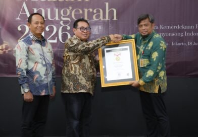 Andra Soni Dianugerahi SMSI Award 2026 atas Dedikasi terhadap Pers Indonesia Andra Soni Dianugerahi SMSI Award 2026 atas Dedikasi terhadap Pers Indonesia