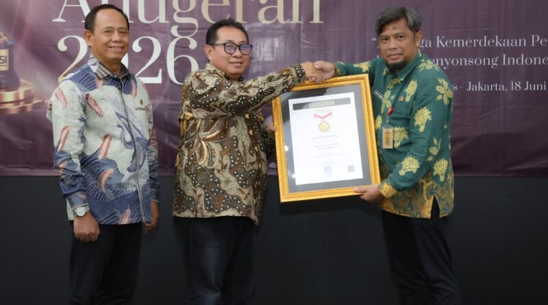 Andra Soni Dianugerahi SMSI Award 2026 atas Dedikasi terhadap Pers Indonesia Andra Soni Dianugerahi SMSI Award 2026 atas Dedikasi terhadap Pers Indonesia