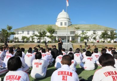 Wamendagri Bima Arya Bekali Mahasiswa Poltek Unhan NTT dengan Visi dan Disiplin