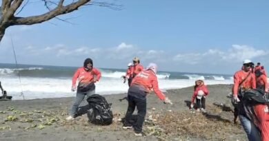 Putri Mataram Turun ke Pantai Baru, Kampanyekan Kepedulian Lingkungan kepada Warga