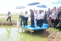 Gubernur Sumsel Herman Deru bersama Jamintel Kejagung RI Prof. Dr. Reda Manthovani saat mengikuti tradisi melebung di Tanjung Senai, Pemkab Ogan Ilir